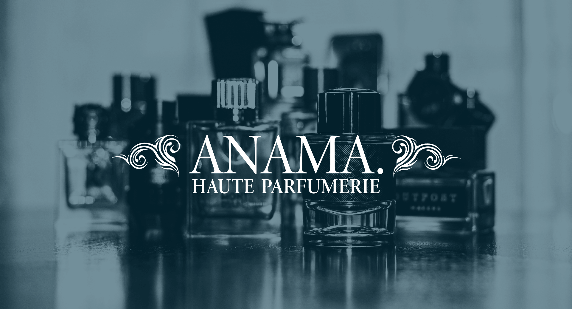 Logo principal de l'entreprise Anama, créé par JSP Graphiste, sur une photo de sélection de parfums