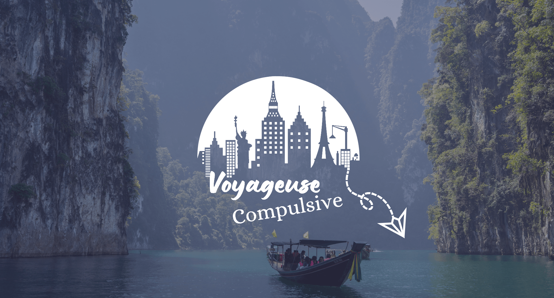 Création identité visuelle blog voyage pour Voyageuse Compulsive créé par JSP Graphiste, le logo principal avec un bateau sur fond paysage paradisiaque